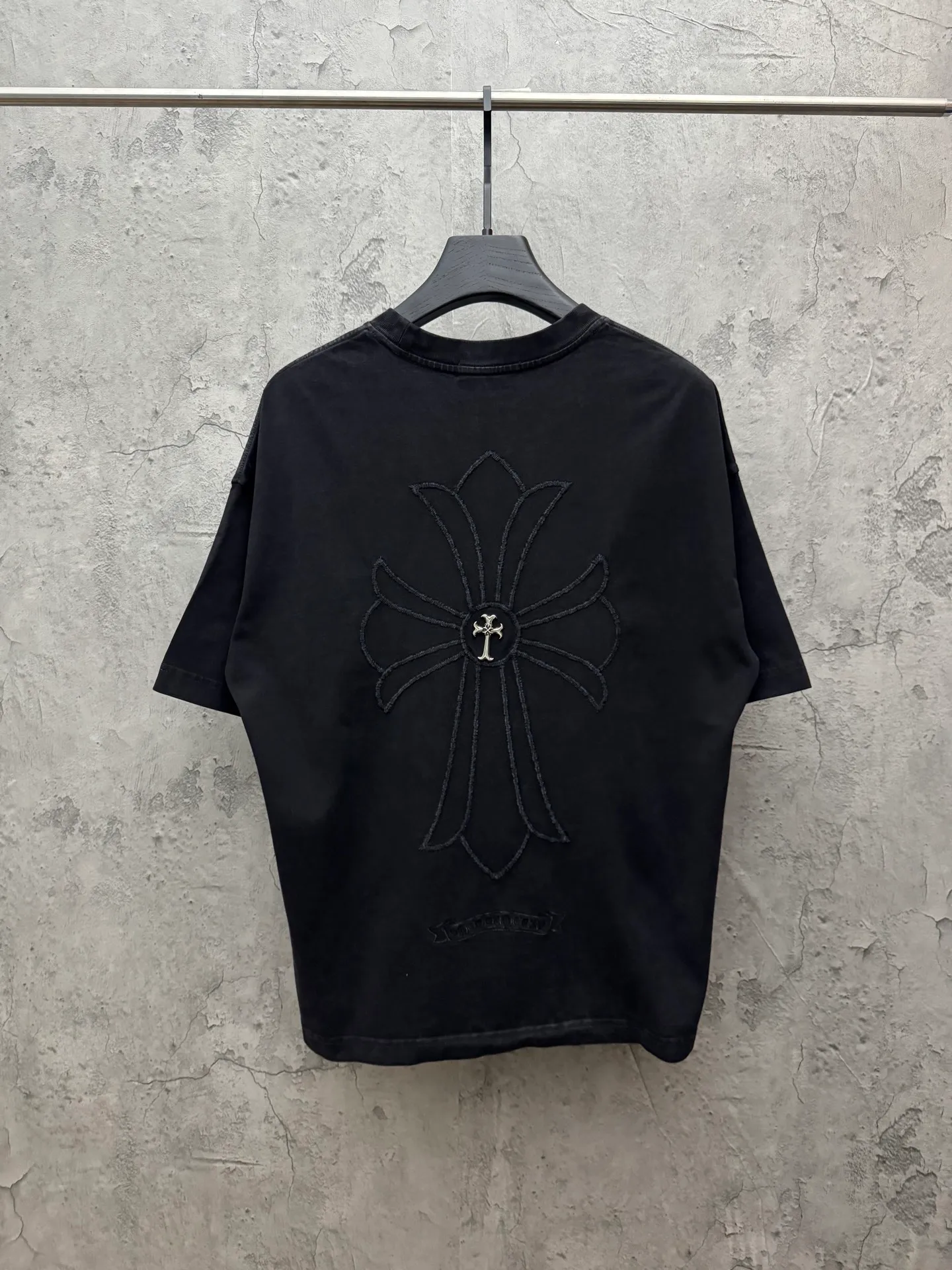 P220 top version, real shot without P, ​​different from market currency) 𝗖𝗵𝗿𝗼𝗺𝗲 𝗛𝗲𝗮𝗿𝘁𝘀/Croxin 2026 Spring New Original Single Counter American Washed 3D Three-dimensional Embroidered Couple Short Sleeves 👑The highest version! Customized fabric 320 grams, washed and fried. Best-selling model at the counter. Very comfortable to wear. Accessories: Original molded and authenticated collar label➕100% silk wash label. Genuine purchase-grade original hangtag➕matching hanging rope➕3D hanging beads➕original packaging bag. Craftsmanship: The original version has consistent wiring! The highest version of the armhole matching technique! Color: Gray Black Size: S M L XL Style No.: 6613